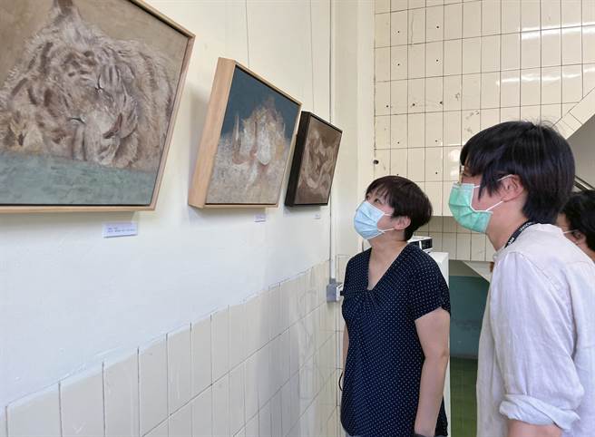 进驻艺术家们参观进驻团队陈麒文＆王崧合工作室，观赏陈麒文老师胶彩作品。（港区艺术中心提供）