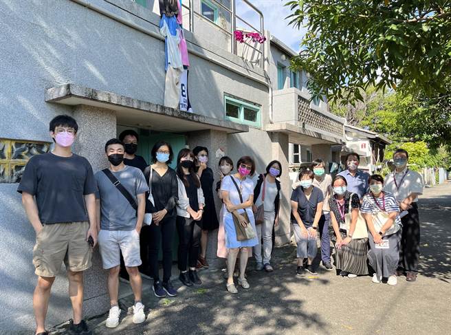 清眷五组进驻艺术家(团队)齐聚与总策展张惠兰副教授进行创作交流并参观工作室。（港区艺术中心提供）