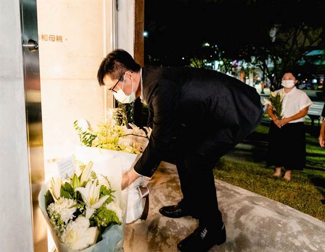 高雄气爆事件8周年，高雄市长陈其迈1日凌晨前往81气爆纪念公园，以1束鲜花、1盏烛光表达追思之意。（摘自陈其迈脸书）