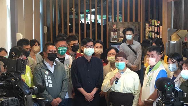 高雄市長陳其邁到喜憨兒創作料理為喜憨兒師傅們加油打氣。（崔正綱攝）