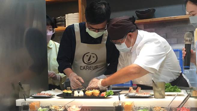 陳其邁與喜憨兒師傅一起做握壽司。（崔正綱攝）