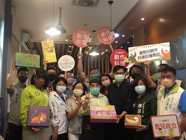 陳其邁到喜憨兒創作料理為喜憨兒師傅們加油打氣。（崔正綱攝）