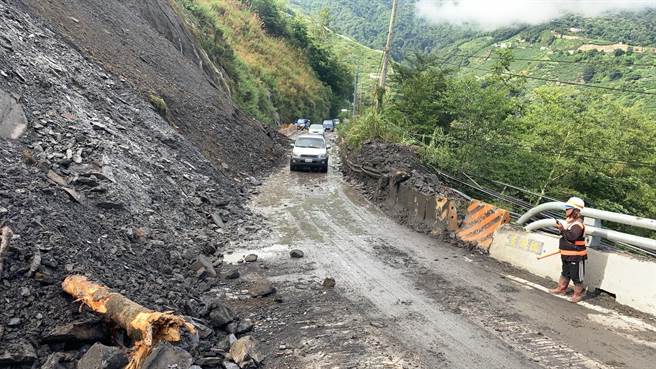 台8線77k靈甫橋路段1日早上搶通，上午9時許恢復單線通行。（谷關工務段提供／陳淑娥台中傳真）