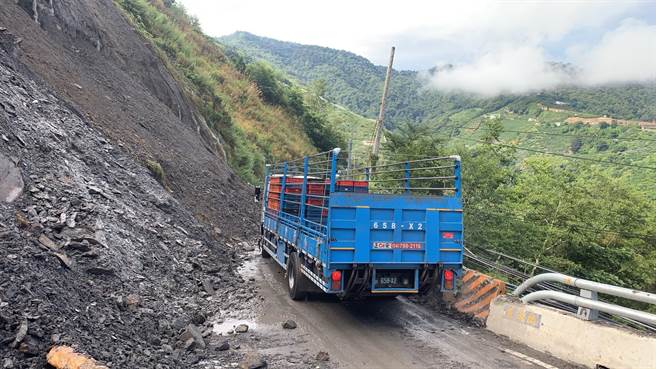 台8線77k靈甫橋路段1日早上搶通，上午9時許恢復單線通行。（谷關工務段提供／陳淑娥台中傳真）