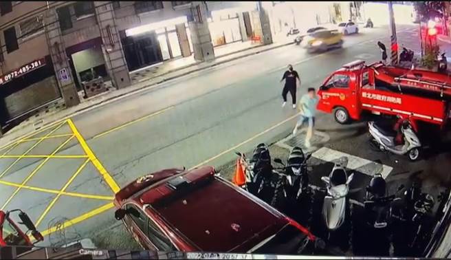 谢男等人逃到消防队求助。（警方提供）