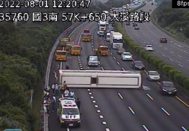国道3号南下大溪路段1日上午发生国道客运翻覆事件。（翻摄自高公局）