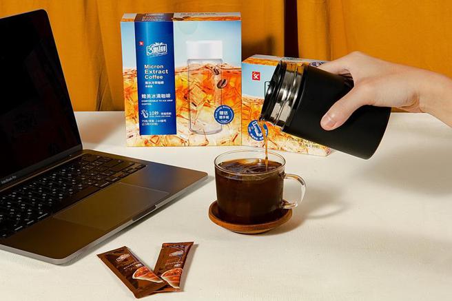 （「微米冷萃咖啡」标榜严选庄园级咖啡豆研磨至微米级颗粒，冲泡即饮，无添加咖啡香料，丝滑口感媲美冰滴咖啡。图／三点一刻）