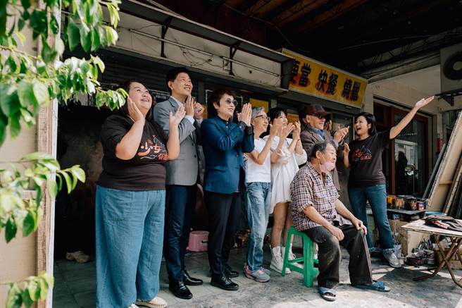 锺欣凌（左起）、台南市文化局局长叶泽山、台南市副市长赵卿惠、陆弈静、陈仙梅、顏振发师傅、王童导演、杨贵媚。（桂田文化艺术基金会提供）