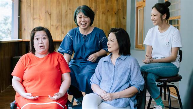 下集《老少女奇遇记》将前往台东进行第三趟旅程，小帮手为黄姵嘉（后排右一）。（桂田文化艺术基金会提供）