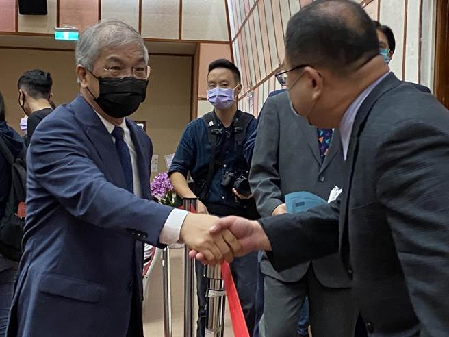 陈清河（左）今天就任世新大学校长。（林志成摄）