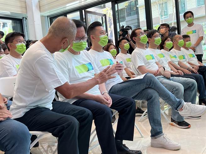 林智堅說來桃園是從政22年來面臨最大的挑戰，已改穿牛仔褲和白布鞋轉換成「鄭文燦模式」。(蔡依珍攝)