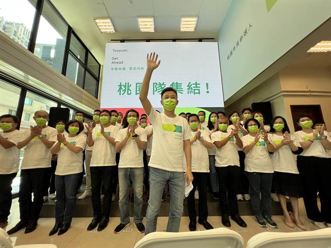 林智堅說來桃園是從政22年來面臨最大的挑戰，已改穿牛仔褲和白布鞋轉換成「鄭文燦模式」。(蔡依珍攝)