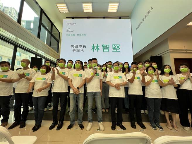 林智堅說來桃園是從政22年來面臨最大的挑戰，已改穿牛仔褲和白布鞋轉換成「鄭文燦模式」。(蔡依珍攝)