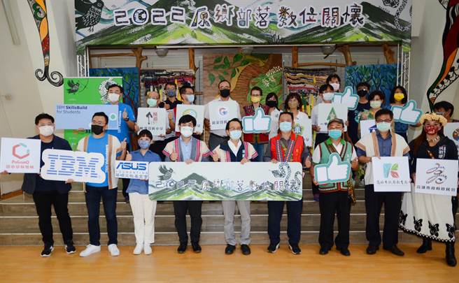 高雄市副市长林钦荣（前中）1日到杉林区巴楠花部落中小学关心原乡孩童，他希望透过业者的参与，缩短部落数位城乡差距。（林瑞益摄）