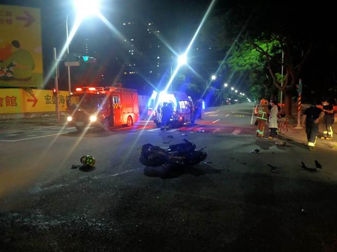 新北市淡水区今(1)日凌晨时，有辆救护车在赶往救灾现场的途中，被一辆机车拦腰撞上，所幸机车骑士送医后并无大碍。(黄敬文翻摄)