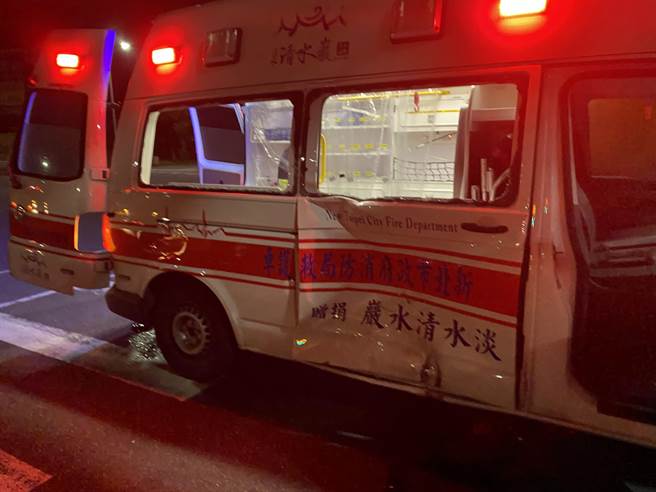 淡水91救护车右侧遭到机车撞击，造成车门板金凹陷，可见当时的撞击力道不轻。(黄敬文翻摄)