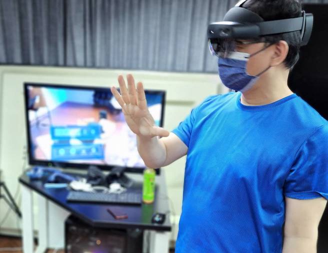 玄奘大學視傳系持續精進XR元宇宙全像攝影技術，引進最先進的 Microsoft HoloLens 2 混合實境頭戴顯示設備。(照片/玄奘大學提供)