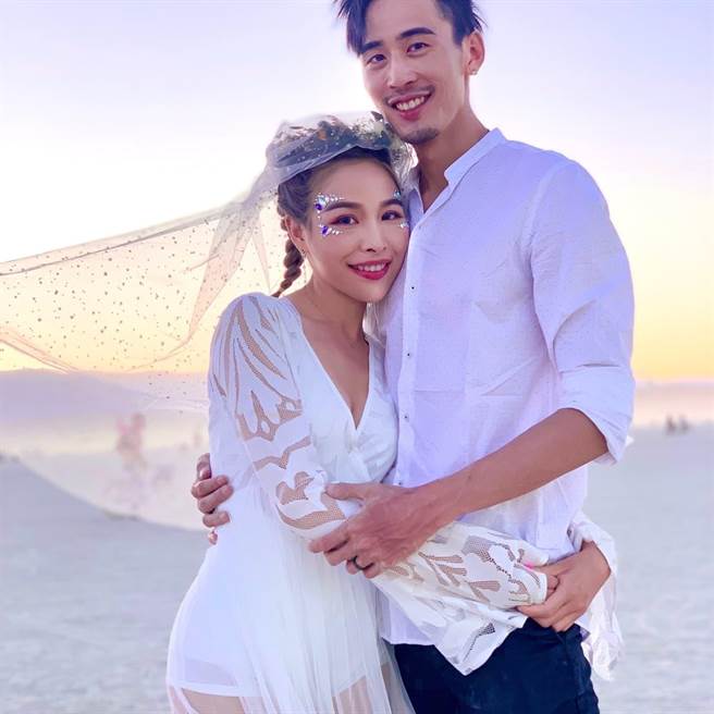 周立铭去年与经纪人女友结婚。（翻摄自周立铭脸书）