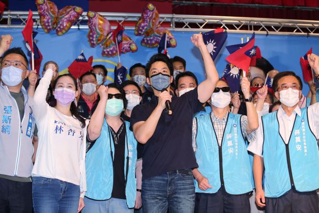 国民党台北市长参选人蒋万安(中)。(资料照片/黄世麒摄)