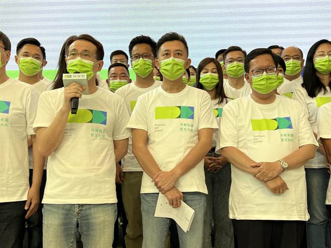 立委郑运鹏1日陪同民进党桃园市长参选人林智坚公布竞选团队及主视觉。(蔡依珍摄)