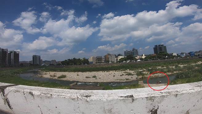 两名男童在旱溪戏水相当危险。（警方提供／陈淑娥台中传真）