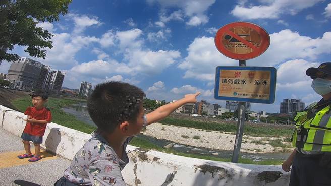 波丽士化身国文老师，教导男童读出标语。（警方提供／陈淑娥台中传真）