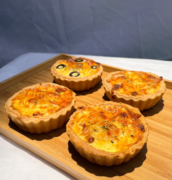 获得入选的厨艺系团队，选用菌菇、鸡肉、牛肉丸、德式香肠等材料，全手工制作咸派。(照片/义守大学提供)