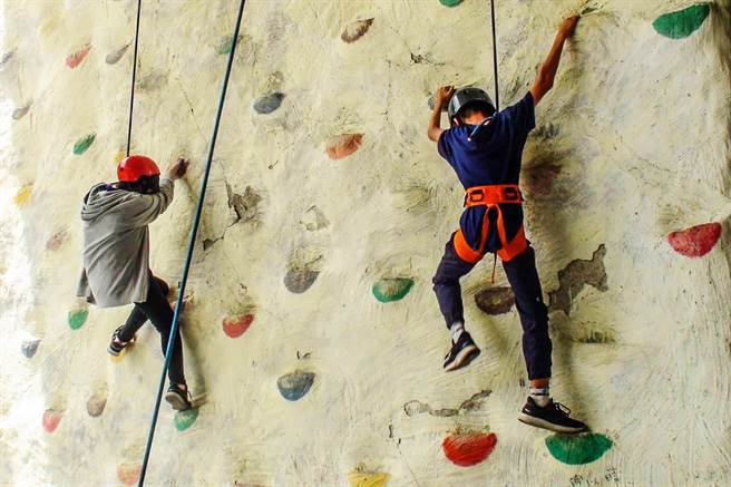 新竹县警局波丽士体验营，参加的青少年做攀岩特警训练，需要全神专注更能练胆量。（罗浚滨摄）