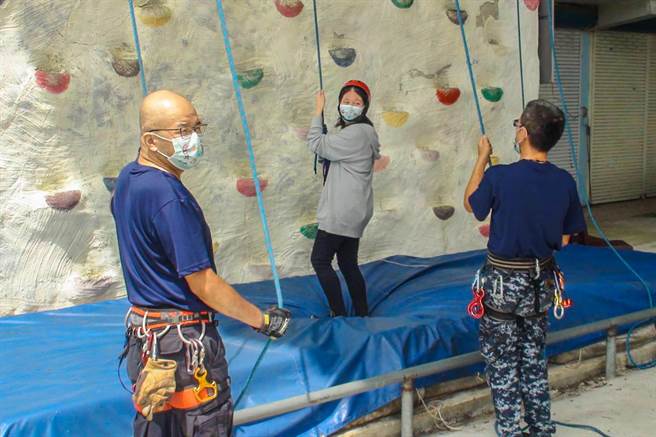 新竹县警局波丽士体验营，教官指导女学员攀岩技巧。（罗浚滨摄）