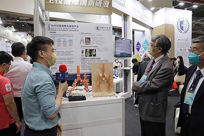 辅仁大学附设医院呼吸治疗组赵克耘展示3D列医用教具。(照片/辅仁大学提供)