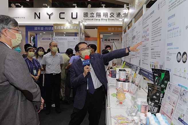 辅仁大学食品科学系蔡宗佑教授介绍益生菌应用研究。(照片/辅仁大学提供)