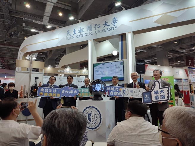 国科会吴政忠主委(科技部长吴政忠也真正成为了「末代部长」与新国科会的首任主委)亲临辅大展场指导(图/辅仁大学提供)