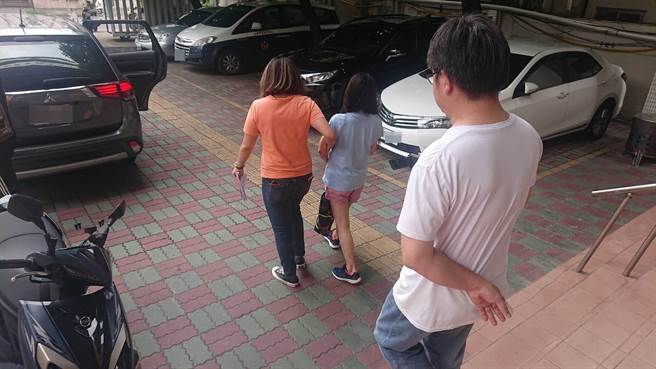 脱下穿在身上的9件衣服后，伍姓女子（蓝色短衣者）实际上身材纤瘦。（程炳璋摄）