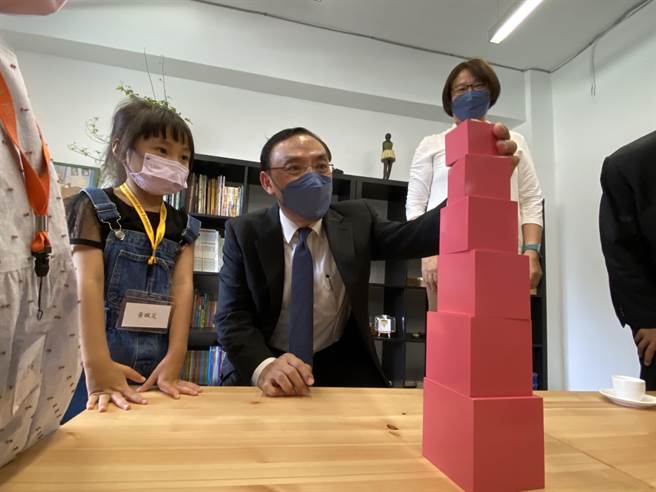 法務部長蔡清祥（前右）與小朋友互動玩積木，展現親和一面。（張妍溱攝）