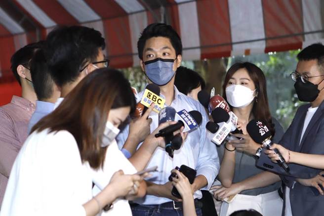 国民党台北市长参选人蒋万安今出席松山区松基里邻长自强活动餐会，会前接受媒体联访。（蒋万安办公室提供／杨亚璇台北传真）