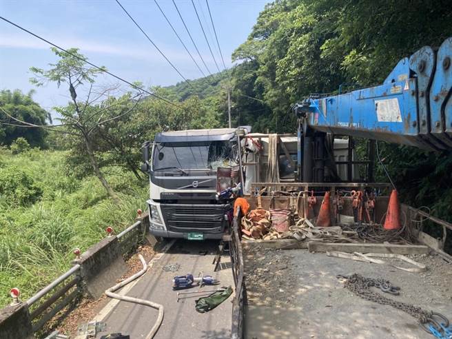 新北市八里区今日中午约12时发生一起严重车祸，有一辆大货车及一辆拖板车在八里区长道坑会车时，两车不慎发生对撞。(黄敬文翻摄)