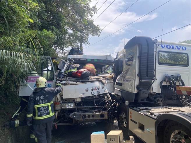 大货车的车头被撞的扭曲变型，造成驾驶一度受困在驾驶舱内，目前已救出送医。(黄敬文翻摄)