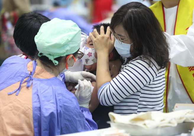指揮中心下午證實，目前幼兒BNT疫苗已採購190萬劑，且完成簽約，接下來將持續與廠商聯繫，安排到貨時程。 （圖／示意圖，記者張凱乙攝影）