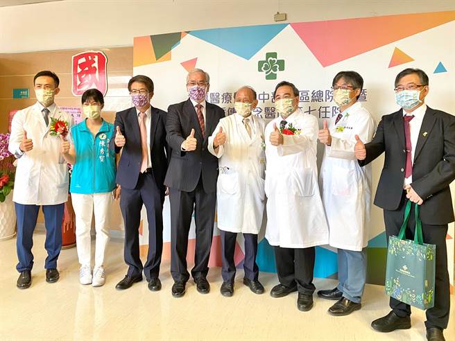 北荣前急诊部主任顏鸿章、外科部重建整形外科主任彭成康，荣任彰滨秀传纪念医院院长及副院长，两人今天与北荣院长陈威明（中）合影。（北荣提供）