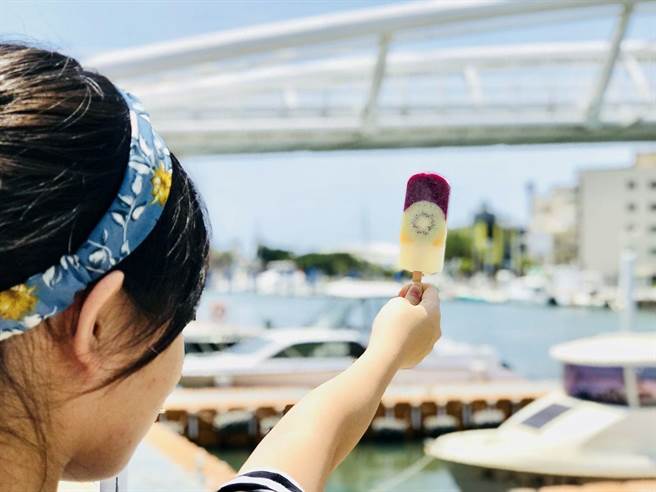 台兴芋冰城新鲜制作三色鲜果冰棒，欢迎大家来冰品市集嘉年华。（柯宗纬翻摄）
