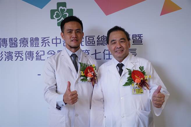 台北荣民总医院急诊部急诊医学科主任顏鸿章（右），1日在秀传医疗体系营运长陈秀珠的监交下，接任彰滨秀传纪念医院第7任院长一职。（吴建辉摄）