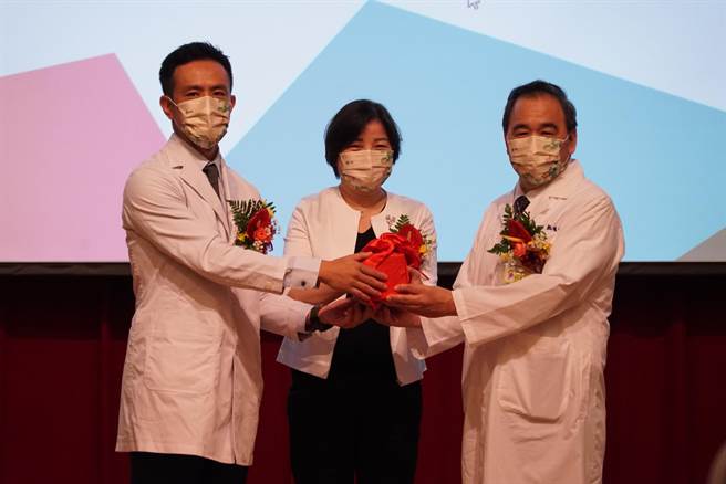 交接仪式当天，由黄士维院长将印信交接给新任的顏鸿章院长，黄士维则被任命为秀传医疗体系中部院区总院长。（吴建辉摄）