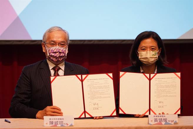 交接完后由秀传医疗体系黄靖媛执行长和台北荣总陈威明院长签署合作意向书。（吴建辉摄）