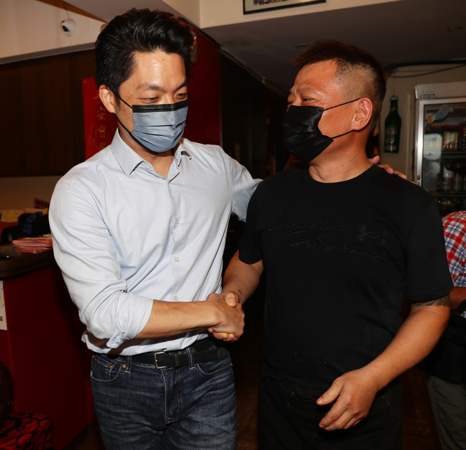 台北市长参选人蒋万安（左）1日出席松山区松基里邻长自强活动餐会，并且亲切的与在地里长互动。（季志翔摄）