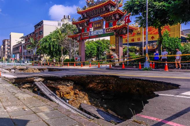 竹北市胜利二路「丰采520」建案旁发生路面 塌陷，有1辆小货车掉进3公尺深的大坑洞。（罗浚滨摄）