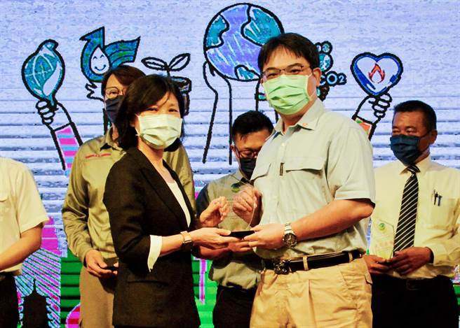 中钢公司环境保护处处长吴一民（右）接受高雄市环保局长张瑞珲（左）颁发110年度绿色採购绩优。（中钢提供）