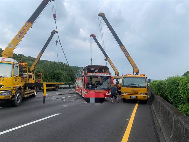 国3大溪段车祸排除，肇因大客车驾驶变换车道擦撞前车翻覆。(国道警方提供／吕筱蝉桃园传真)