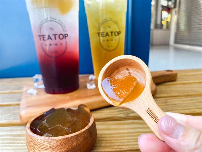 TEATOP限定门市推出免费加爱心茶冻。（柯宗纬翻摄）