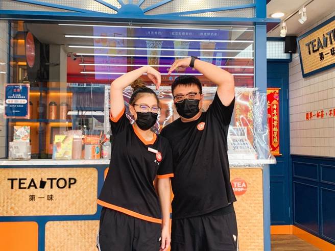 一起与爸爸到TEATOP比出爱心获得买一送一。（柯宗纬翻摄）（