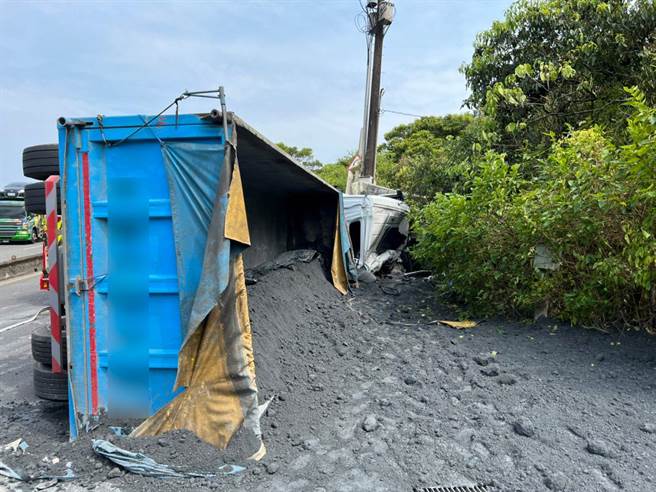 新北市贡寮区台2线99K处惊传曳引车90度翻覆，车上大量砂石倾泻而出。（翻摄照片／陈彩玲基隆传真）